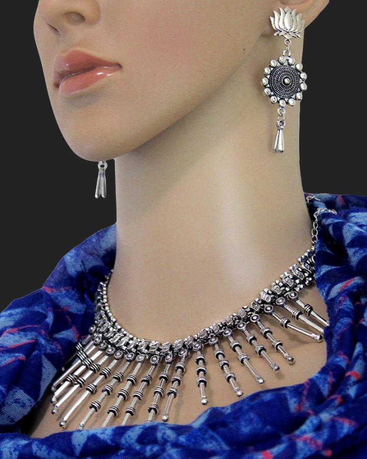 Hazel Lily Necklace Set
